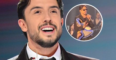 Dawid Kwiatkowski dostał NIETYPOWY prezent na koncercie. Nie krył wzruszenia [WIDEO]