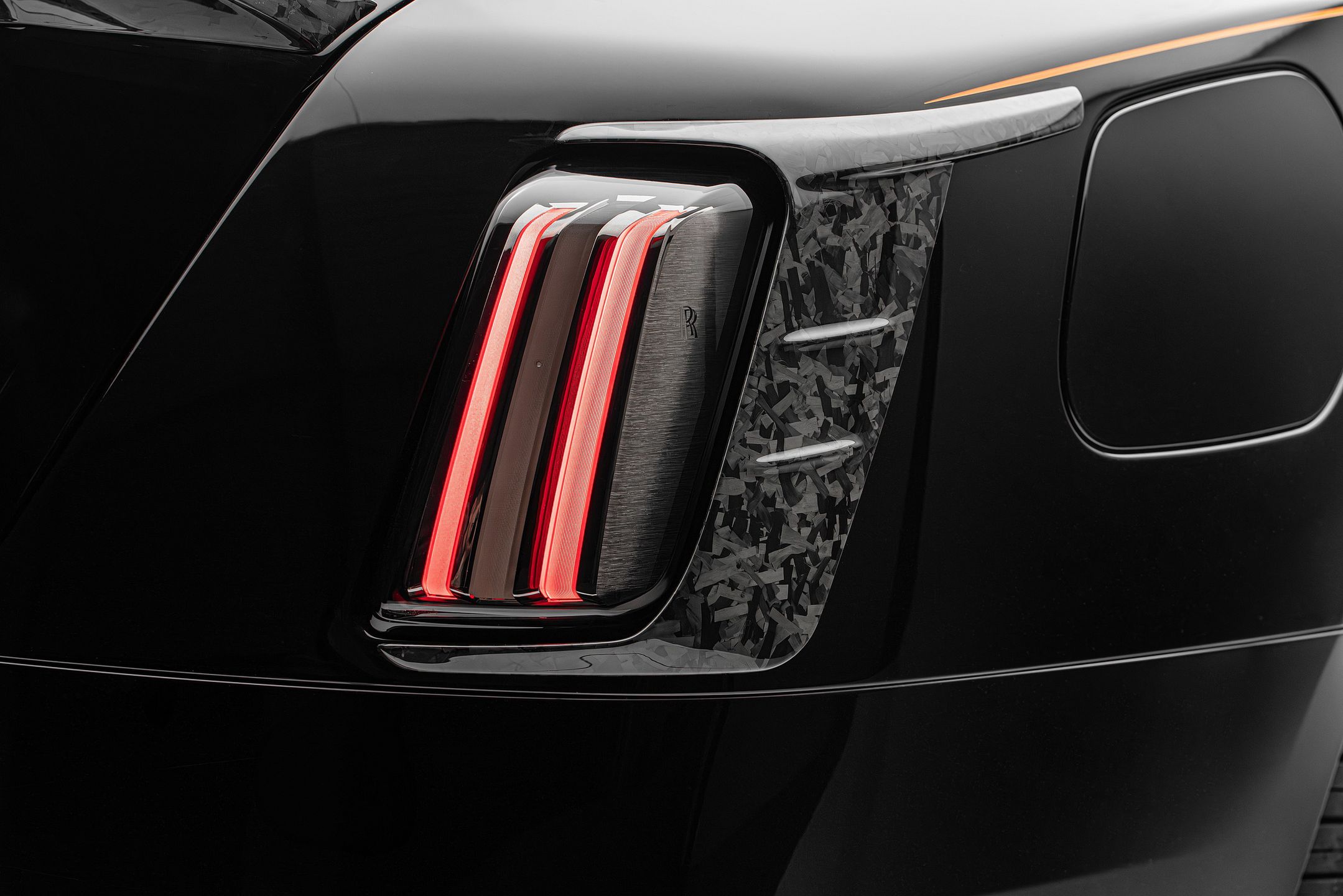 Wnętrze Rolls-Royce'a Spectre od Mansory wypełnione jest włóknem węglowym