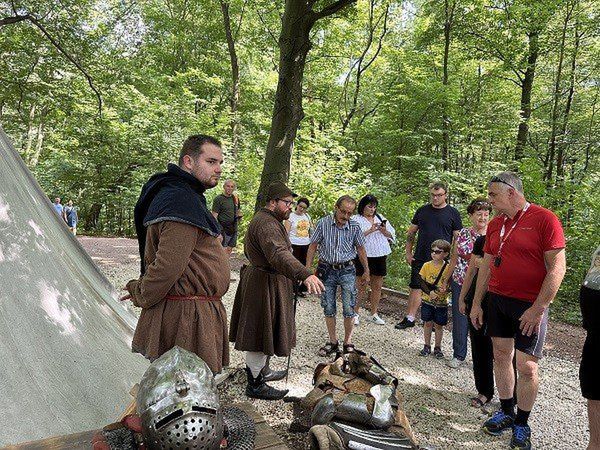 Otoczenie Wieży Romantycznej w Wodzisławiu Śląskim sprzyja wyciszeniu, kameralnym spotkaniom oraz długim spacerom