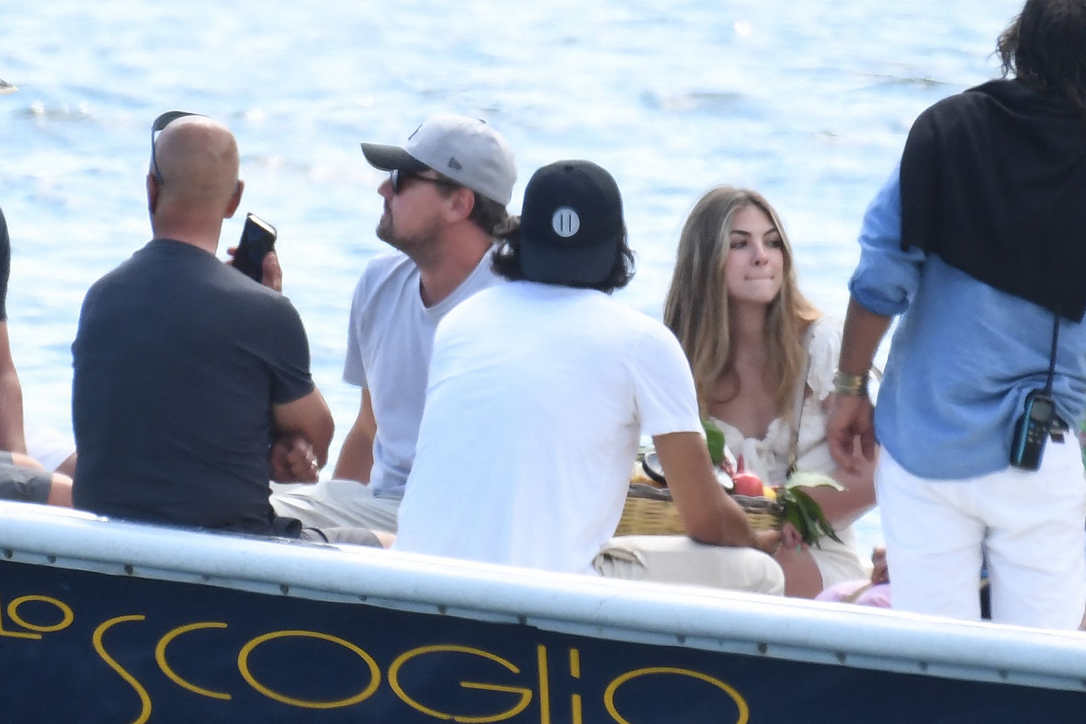 Leonardo DiCaprio z rodzicami i młodą pięknością