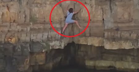 Przerażający widok na włoskiej plaży. Chciała zrobić zdjęcie. "To nie żart"