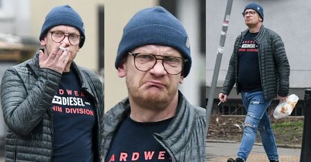 Bartosz Żukowski oddaje się PALENIU PAPIEROSA i spaceruje z paczką wypełnioną słodkościami (ZDJĘCIA)