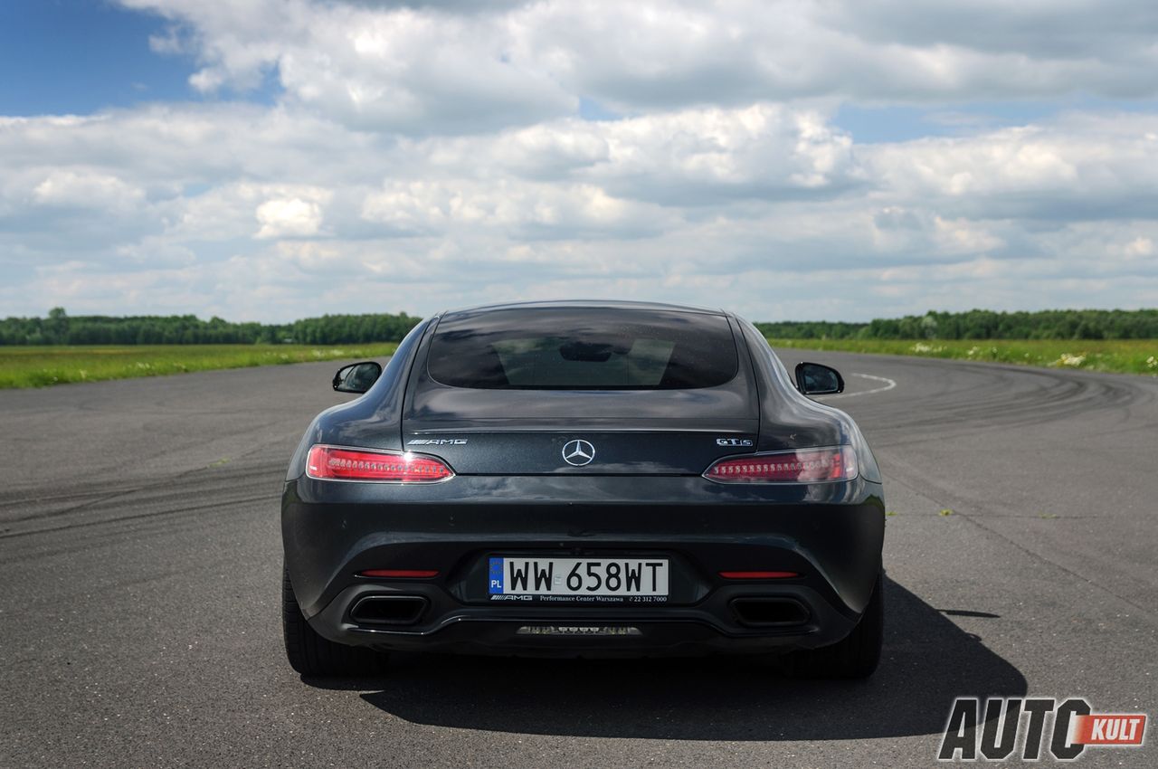 Mercedes AMG GT to brutal i dzikus, lepiej nie jeździć zbyt szybko po nieznanej nawierzchni.