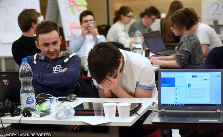 Brak studiów technicznych? To nie problem. Do nauki programowania coraz częściej przekonują się humaniści czy pracownicy fizyczni.