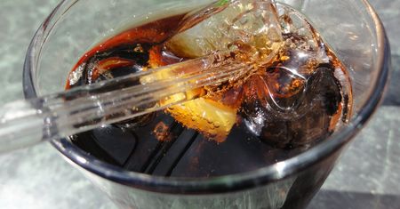 Napój gazowany Cola o obniżonej zawartości cukru, z dodatkiem kofeiny i słodzików