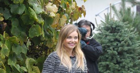 Iza w ogrodniczkach: Miko o kulach na planie
