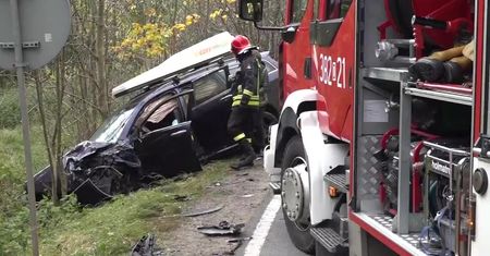 Czołowe zderzenie dwóch samochodów osobowych koło Wałbrzycha