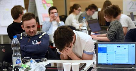 Strzelał na poligonie, a dziś koduje. Sprawdzamy, kto w Polsce uczy się programowania