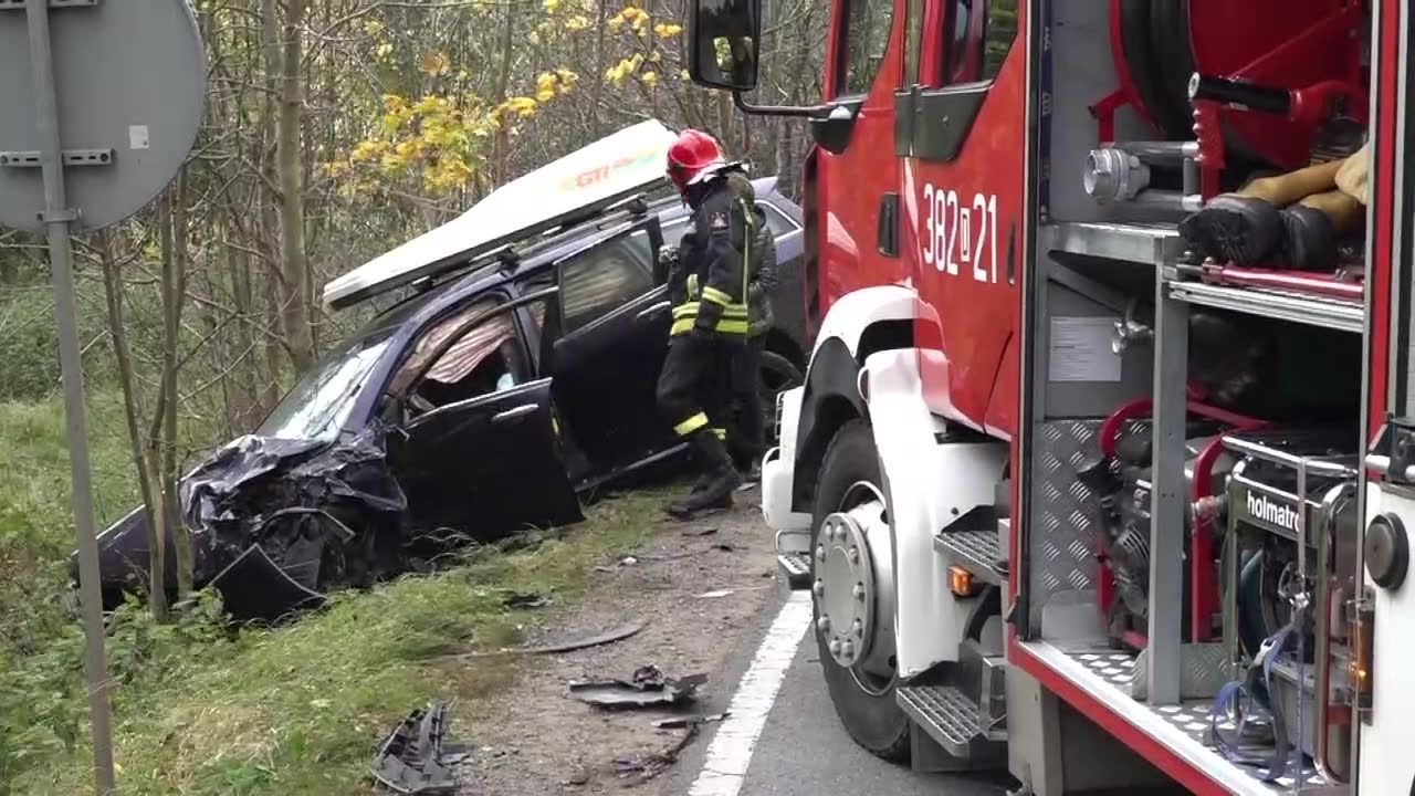 Czołowe zderzenie dwóch samochodów osobowych koło Wałbrzycha