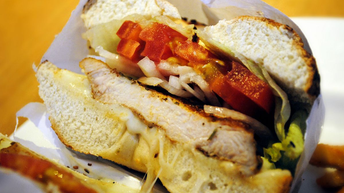 Kanapka z grillowanym kurczakiem z sałatą i pomidorem