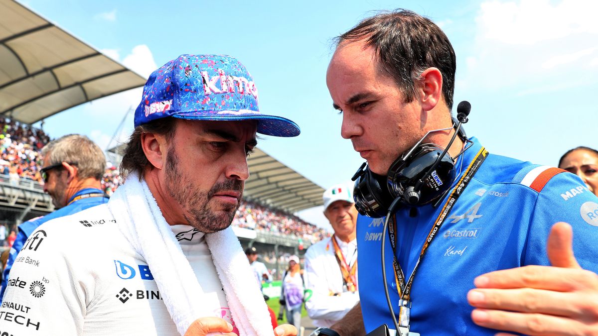 Fernando Alonso (po lewej) w rozmowie z inżynierem