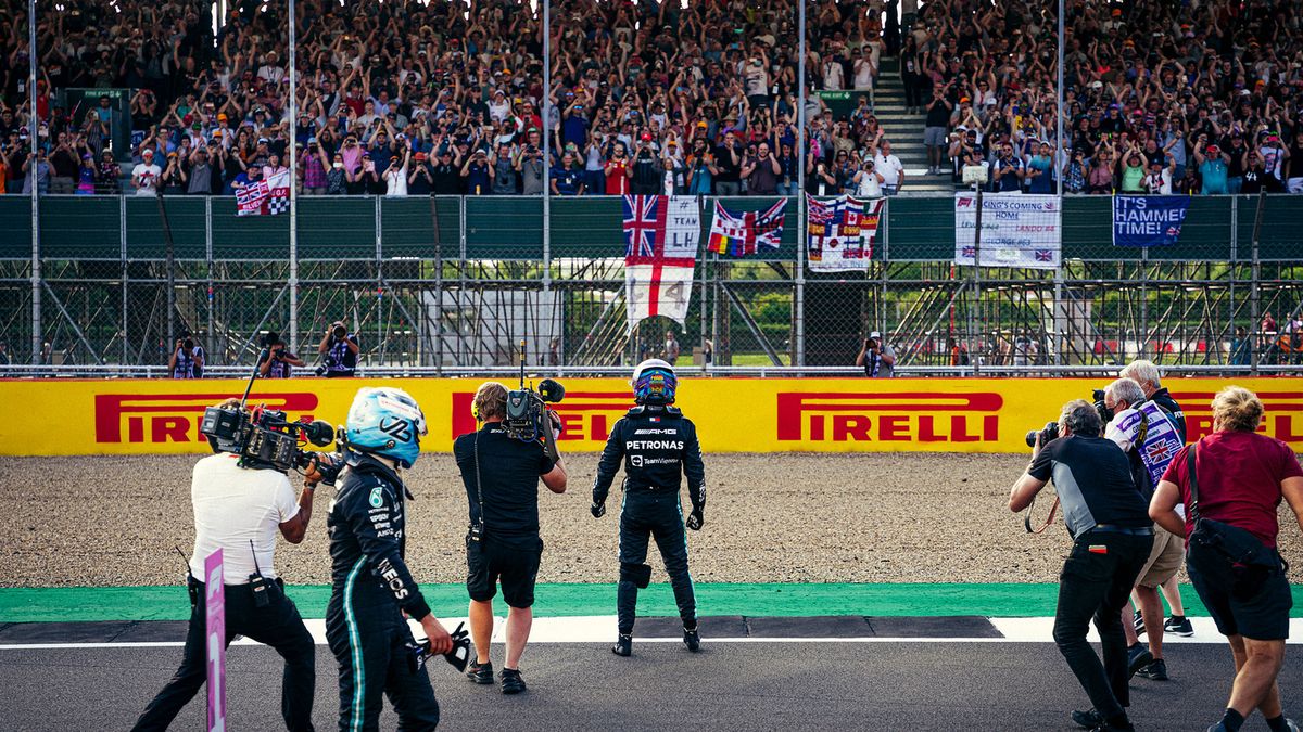 Materiały prasowe / Mercedes / Na zdjęciu: Lewis Hamilton celebrujący wygraną na Silverstone