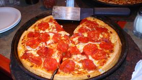 Średnia pizza pepperoni na cienkim cieście (Pizza Hut)