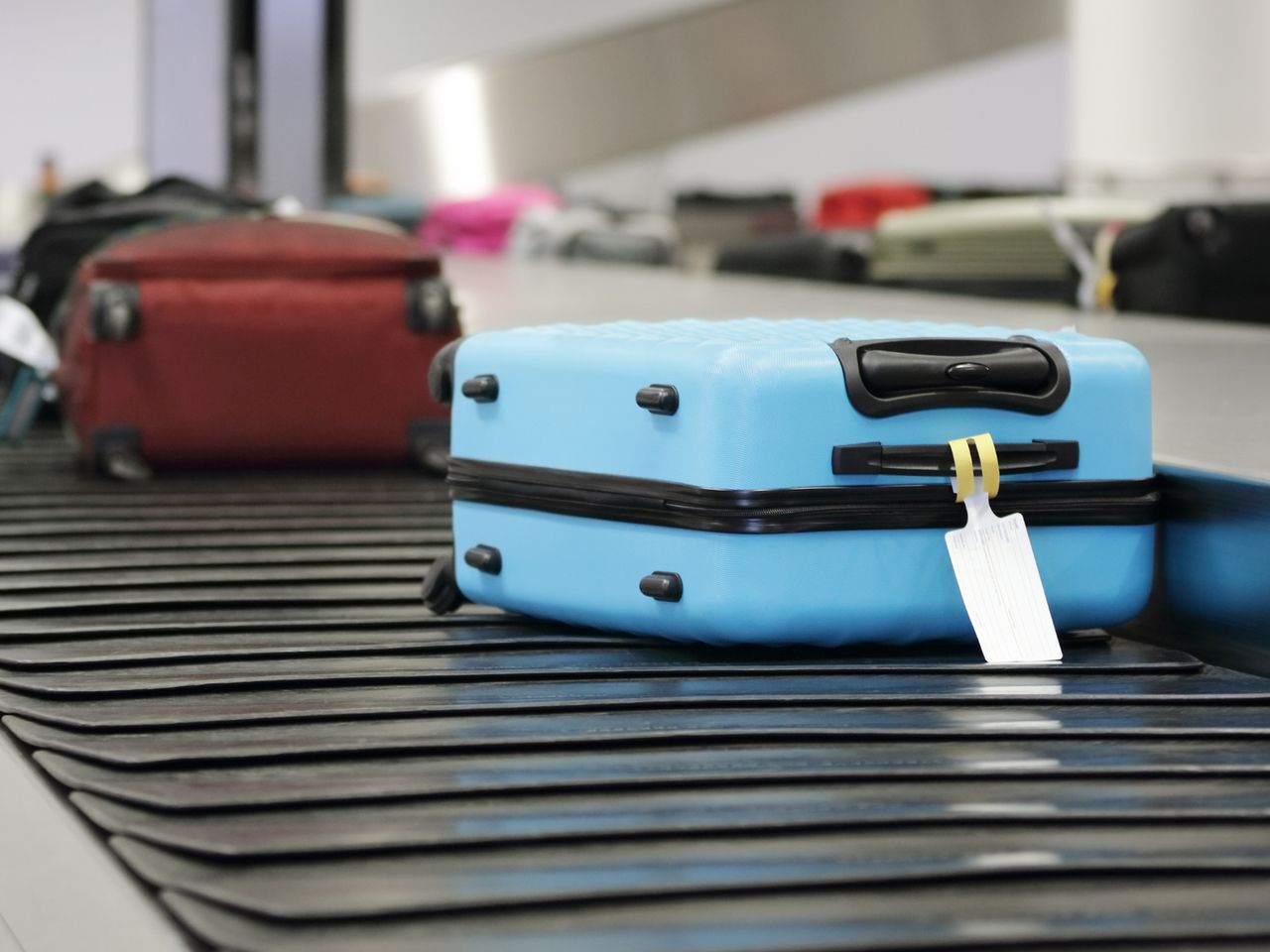 Pracownik lotniska zdradził, jak szybko odebrać walizkę z luku