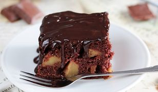 Jak zrobić salceson. Tradycyjne ciasto czekoladowe z jabłkami