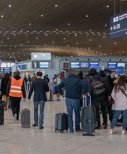 Paryż. Podróżni utknęli na lotnisku. "Jak długo możesz spać na podłodze?"