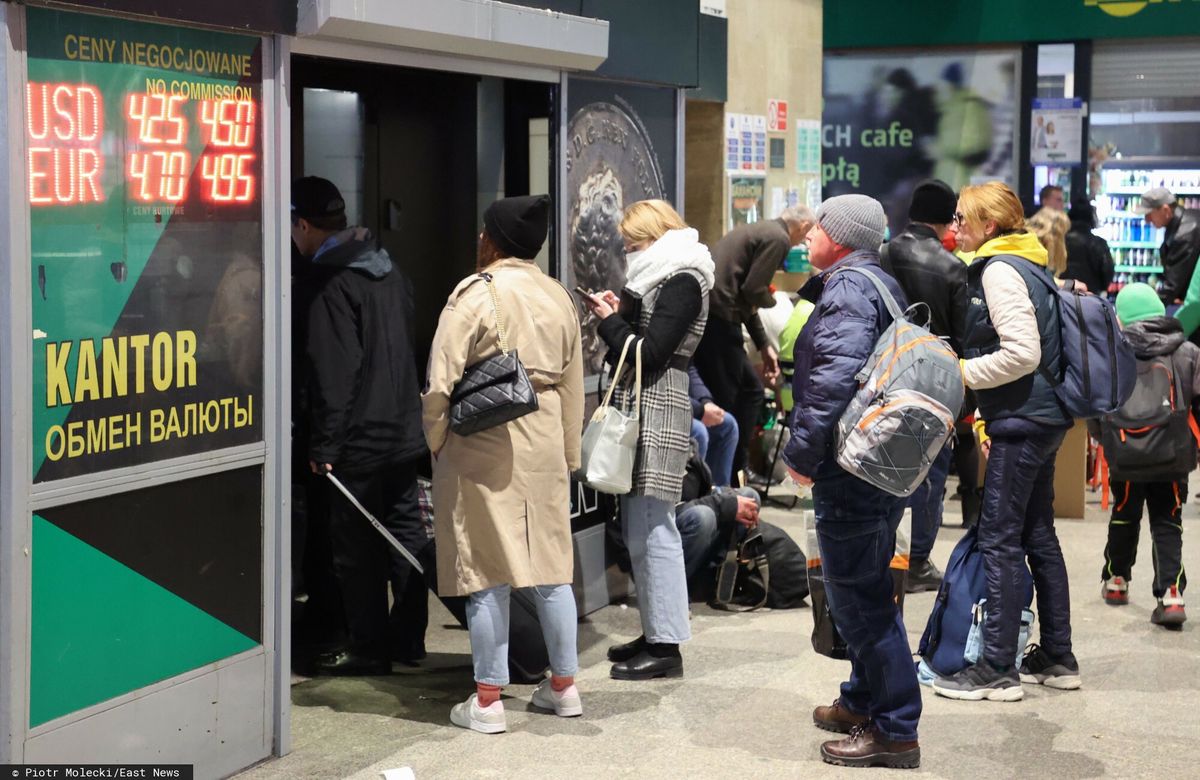 Do bankomatów ustawiają sie kolejki, kantory przeżywają oblężenie. Rosjanie starają się ratować swoje oszczędności 