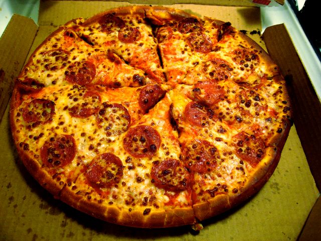 Mała pizza pepperoni na cienkim cieście (Domino's Pizza)