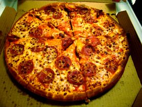 Mała pizza pepperoni na cienkim cieście (Domino's Pizza)