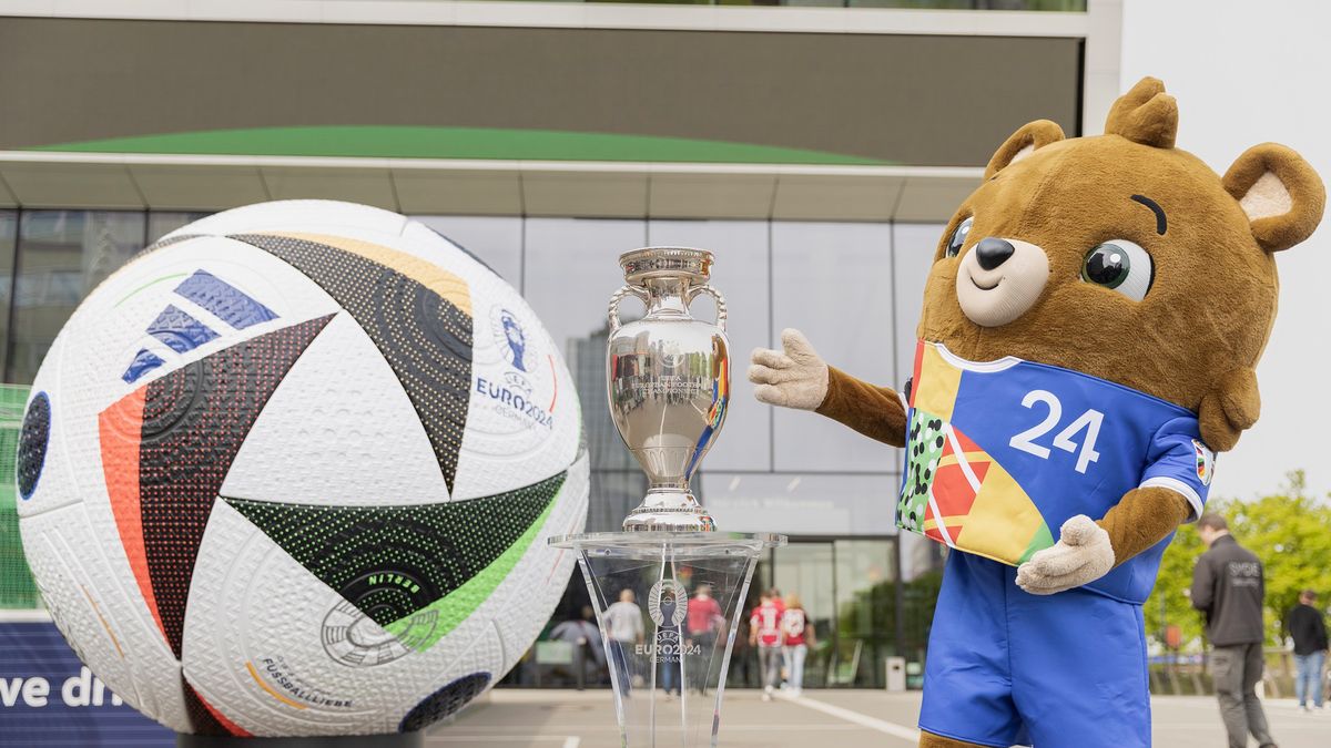 Zdjęcie okładkowe artykułu: Getty Images / Vera Loitzsch - UEFA/UEFA / Na zdjęciu: Maskotka i puchar Euro 2024.