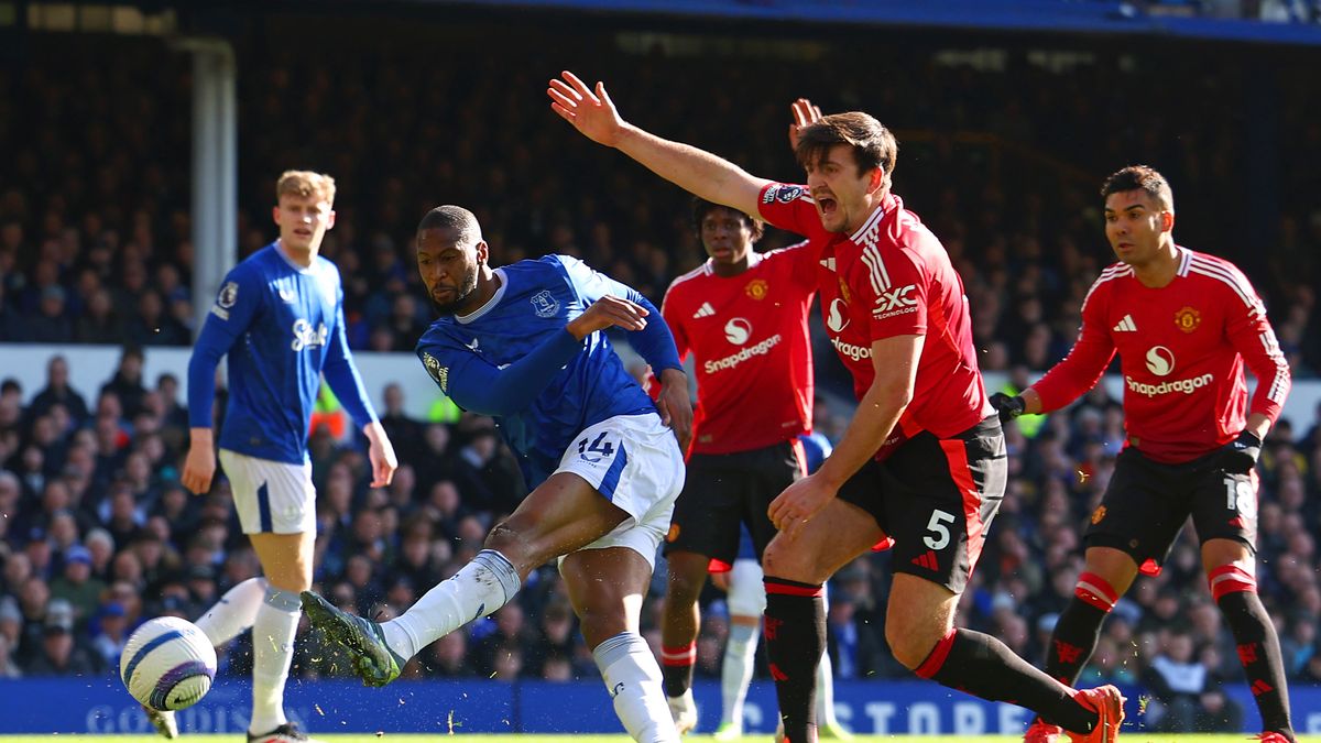 Getty Images / Chris Brunskill/Fantasista / Na zdjęciu: piłkarze Evertonu i Manchesteru United