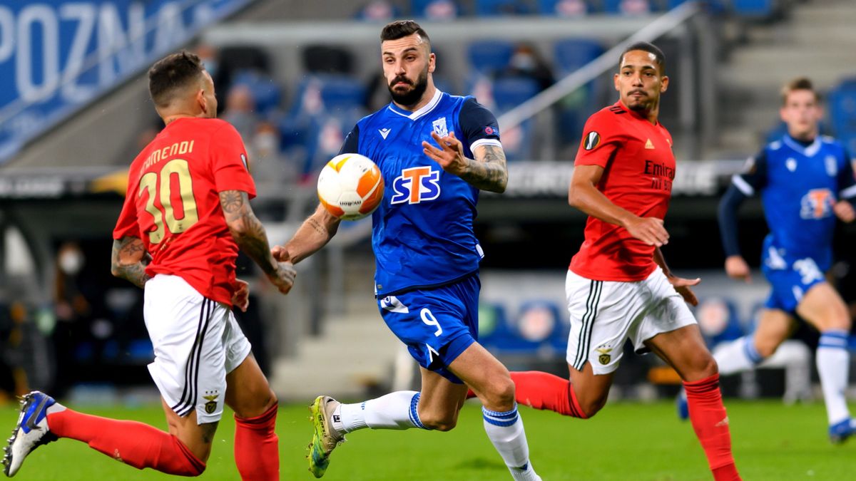 PAP / Jakub Kaczmarczyk / Na zdjęciu: Mikael Ishak (w środku) walczy o piłkę