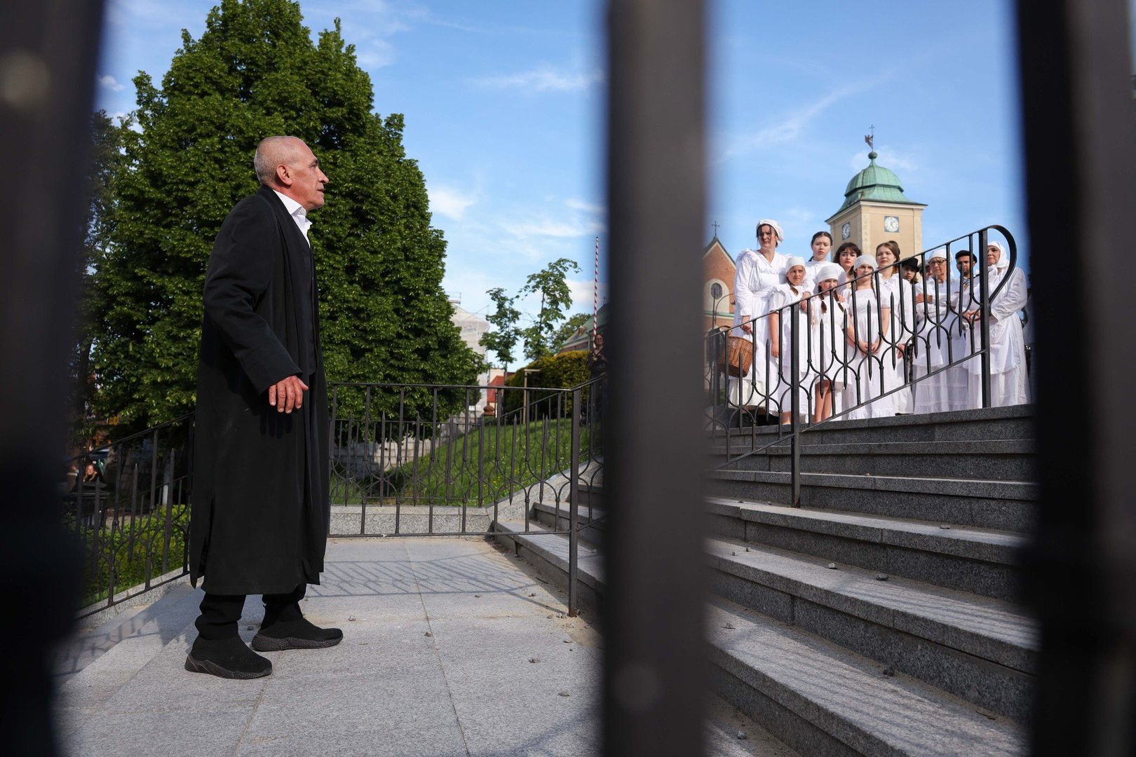 Wydarzenie przybrało formę procesji, w której widzowie przemieszczali się między kolejnymi punktami inscenizacji.