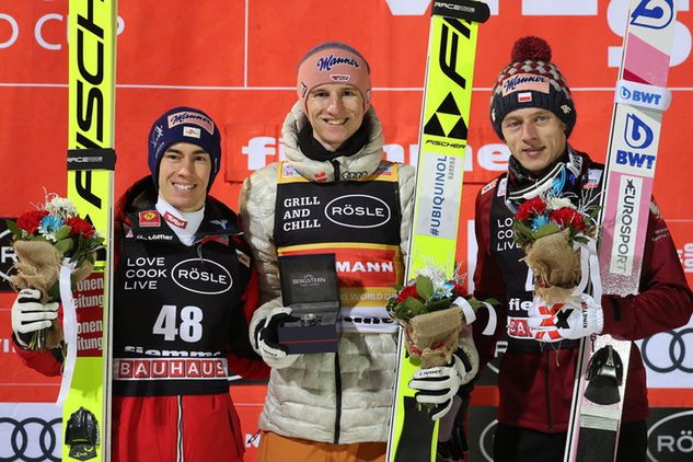 Czołowa trójka sobotniego konkursu PŚ w Predazzo. Od lewej drugi Stefan Kraft, triumfator Karl Geiger i trzeci Dawid Kubacki. Fot. PAP/EPA/ANDREA SOLERO