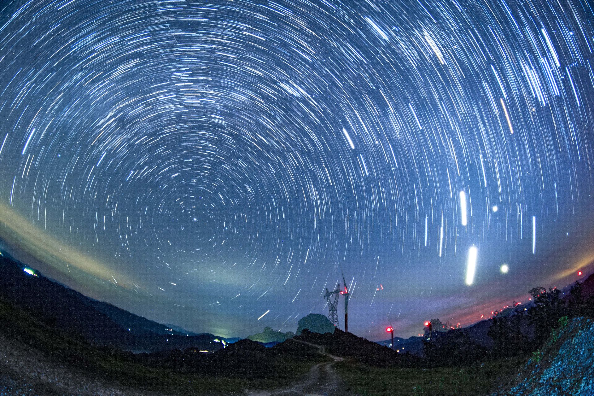 Wraca w otoczenie Ziemi po 170 000 latach. Nowa kometa na niebie