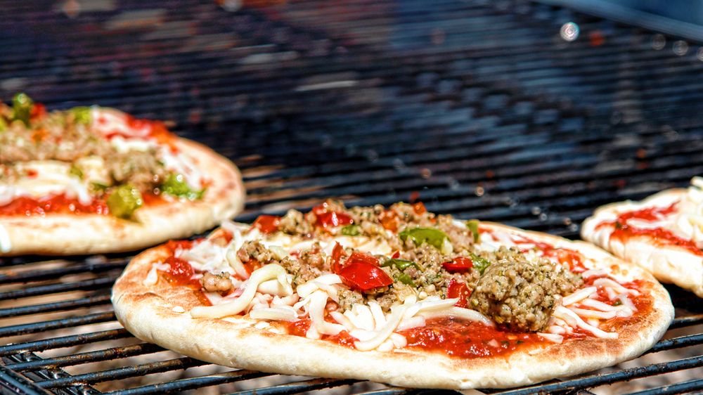 Mała pizza z kiełbasą na cienkim cieście (Domino's Pizza)