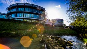 Koronawirus. Mercedes znów pomaga Wielkiej Brytanii. Zaczął produkować maski ochronne