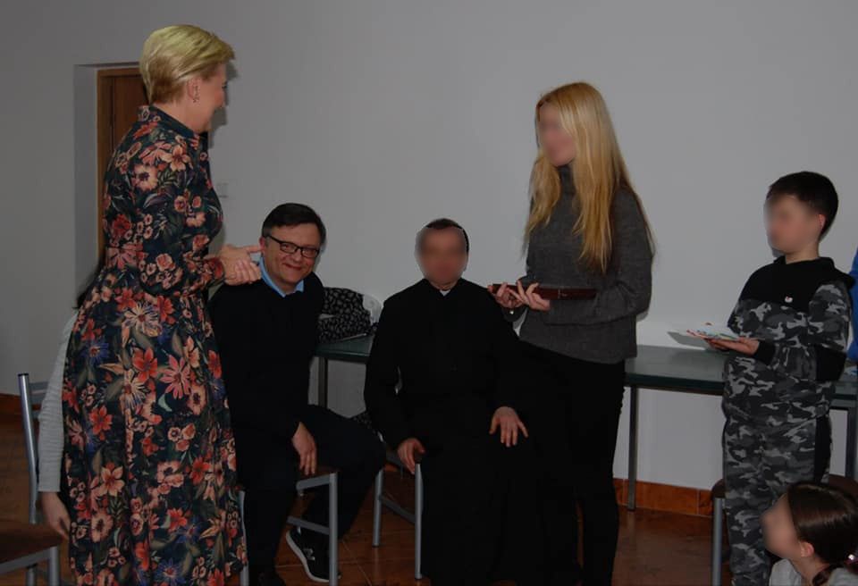 Pierwsza Dama Agata Kornhauser Duda na spotkaniu z uchodźcami z Ukrainy w Centrum Księdza Orione. Tuż po prawej od niej siedzi Mateusz Piskorski