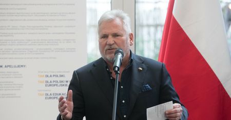 Kwaśniewski walczy z groźną bakterią. Porusza się o kulach