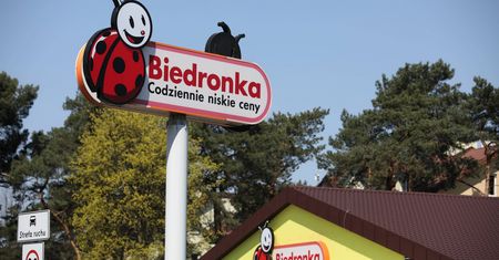 W Krakowie wiatr zerwał dach z Biedronki. Jest nagranie