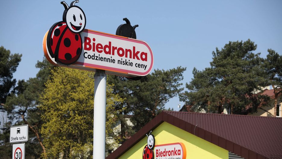 W Krakowie wiatr zerwał dach z Biedronki