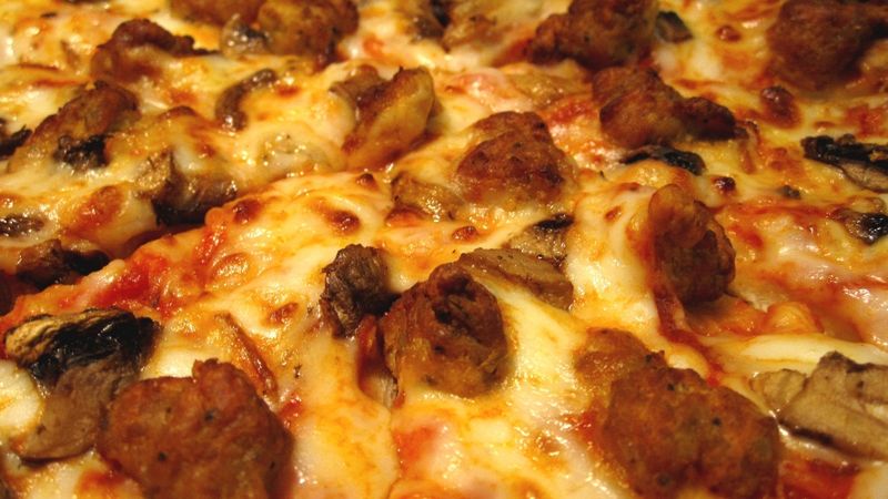 Mała pizza z kiełbasą na tradycyjnym cieście (Domino's Pizza)