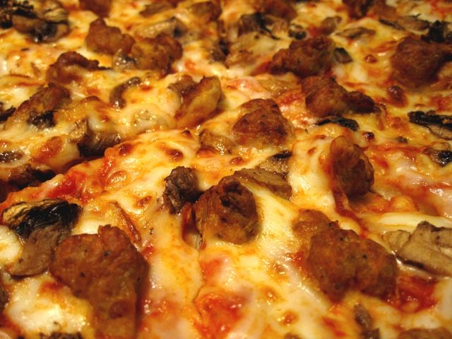 Mała pizza z kiełbasą na tradycyjnym cieście (Domino's Pizza)