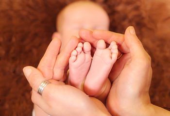 Niezwykłe narodziny w gnieźnieńskim szpitalu. Synowie braci przyszli na świat dzień po dniu. Każdy ważył ponad 4 kg!