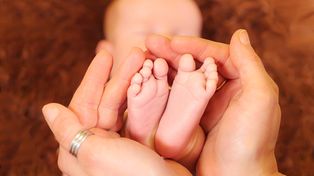 Niezwykłe narodziny w gnieźnieńskim szpitalu. Synowie braci przyszli na świat dzień po dniu. Każdy ważył ponad 4 kg!