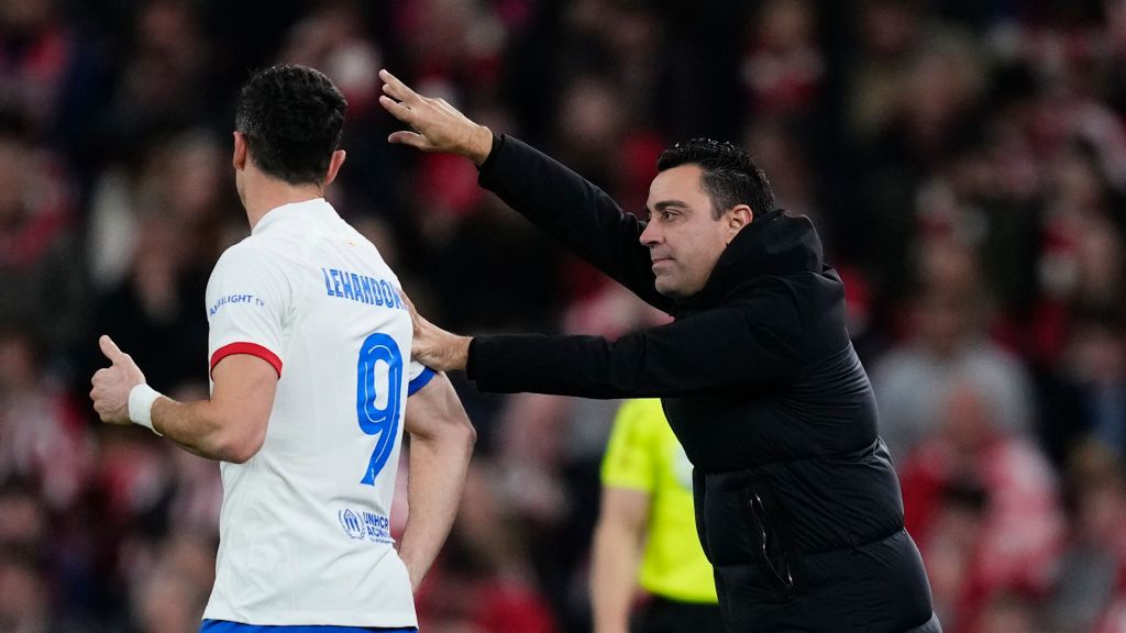 Getty Images / Jose Breton/Pics Action/NurPhoto  / Na zdjęciu: Xavi i Robert Lewandowski