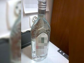 Próbowała podmienić butelkę z kranówką na flaszkę alkoholu. Sprytny plan kobiety przejrzeli kasjerzy