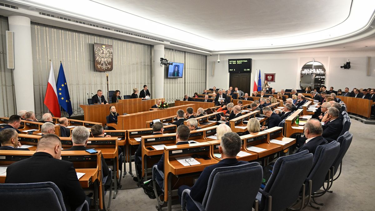 Warszawa, 24.01.2024. Senatorowie na sali obrad Senatu w Warszawie, 24 bm. Izba ma zająć się ustawą budżetową na 2024 rok, którą Sejm uchwalił w miniony czwartek. W budżecie dochody państwa zaplanowano na blisko 682,4 mld zł, wydatki na 866,4 mld zł, a deficyt ma nie przekraczać 184 mld zł. (ad) PAP/Radek Pietruszka