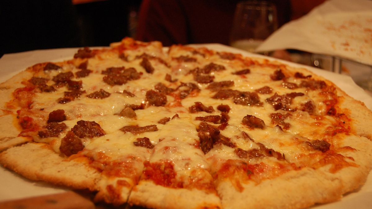 Średnia pizza z kiełbasą na cienkim cieście (Pizza Hut)