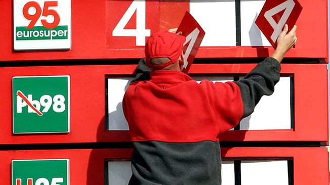 Światowe ceny ropy przekroczyły ważne poziomy i niestety osłabił się złoty. Rafinerie już podwyższają ceny hurtowe