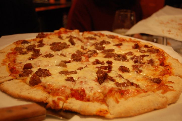 Średnia pizza z kiełbasą na cienkim cieście (Pizza Hut)