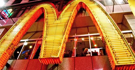 McDonald's chce jak najszybciej otworzyć zamknięte restauracje