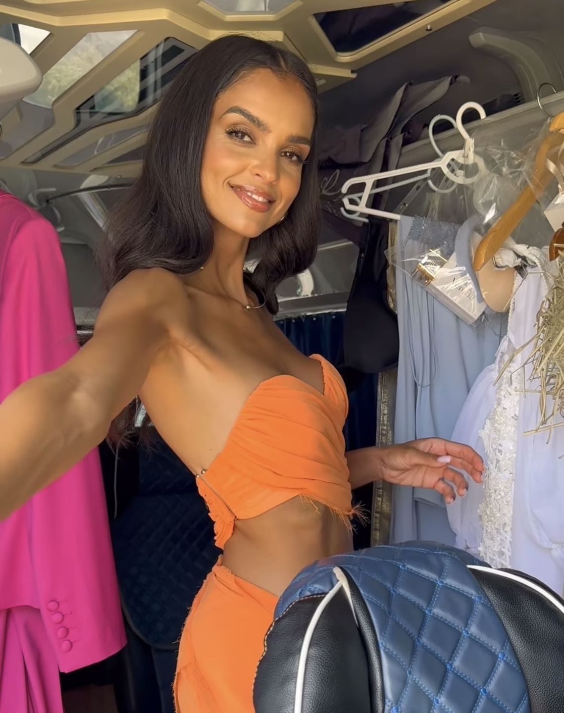 Klaudia El Dursi w pomarańczowym komplecie na planie zdjęciowym