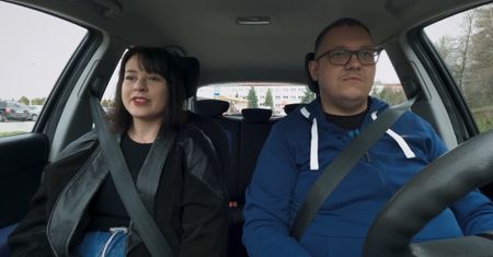 "Ślub od pierwszego wejrzenia". Rzucał mięsem przed kamerami. Tak próbował jeździć autem
