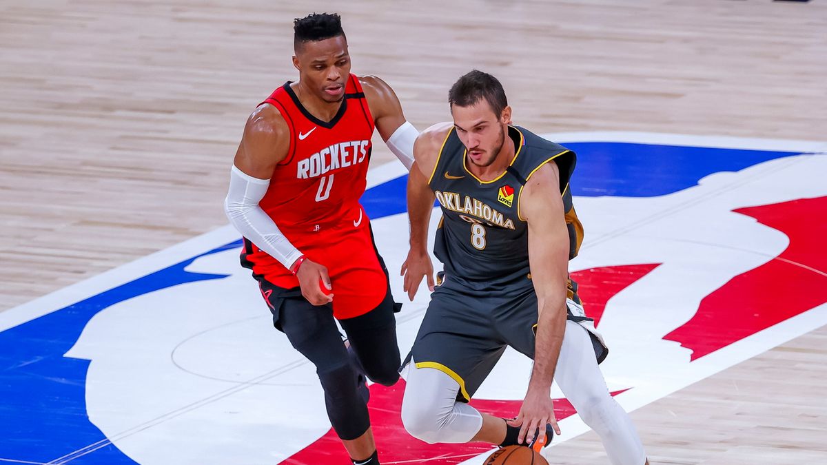 PAP/EPA / JOHN G. MABANGLO / Na zdjęciu: Russell Westbrook (z lewej) i Danilo Gallinari