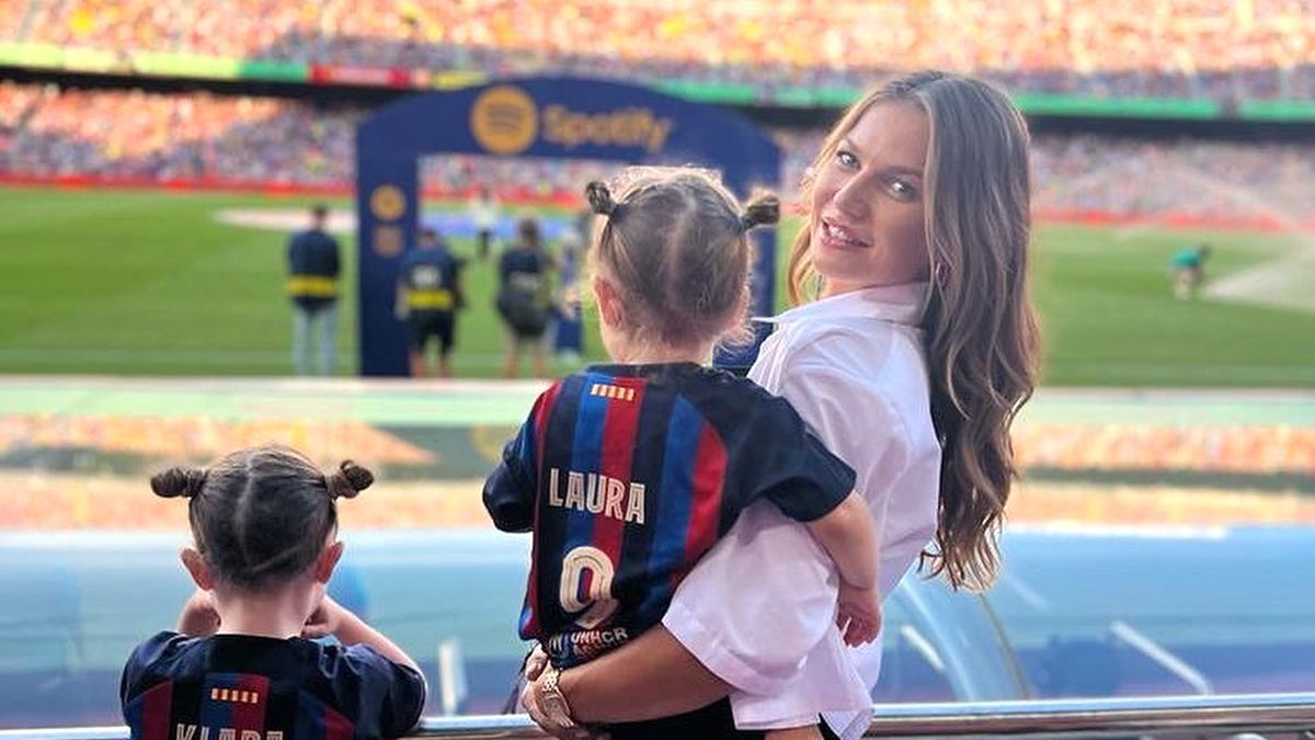 Zdjęcie okładkowe artykułu: Instagram / annalewandowskahpba / Na zdjęciu: Anna Lewandowska z córkami na Camp Nou